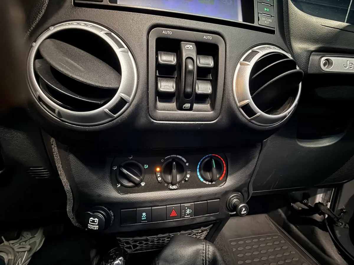 | Cabriolet | Trekhaak | Camera | Airco | 17 inch Youngtimer