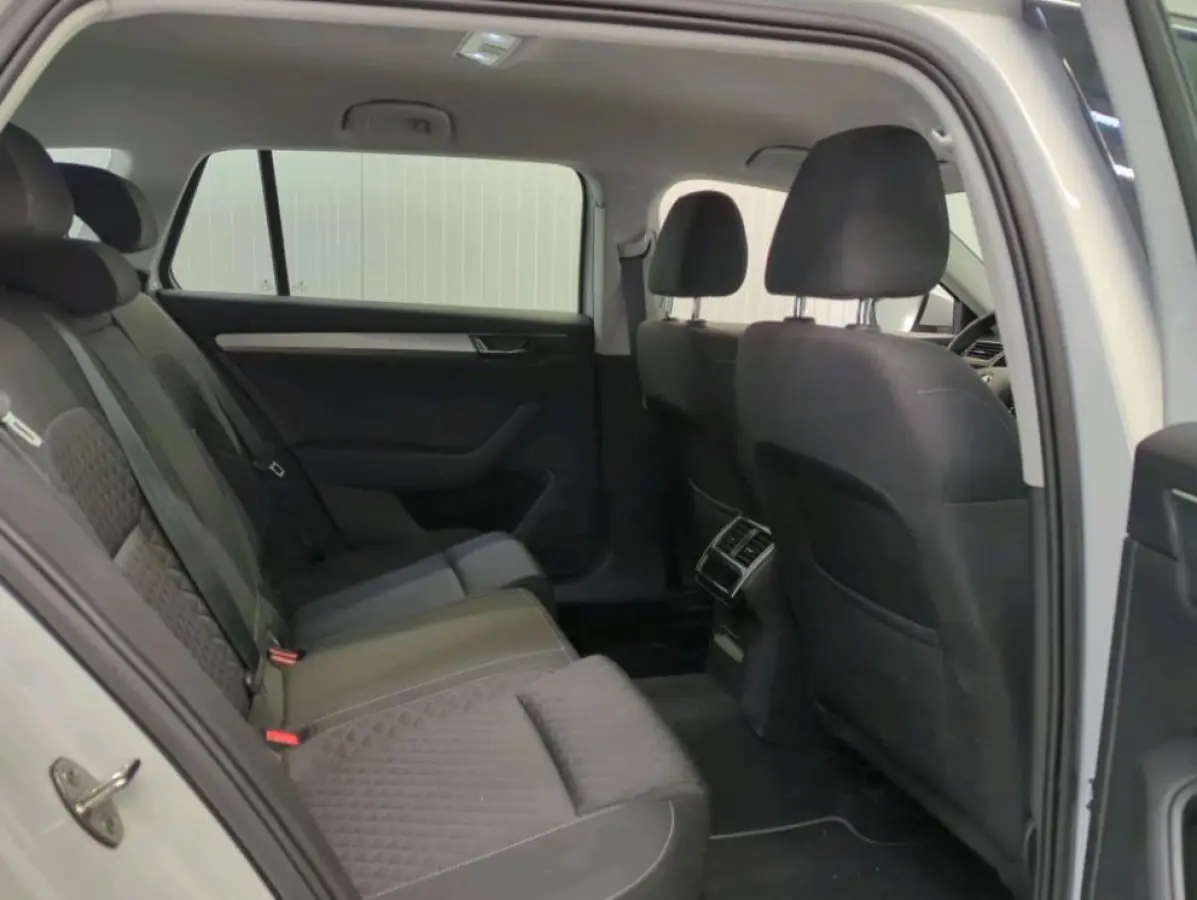 1.5 TSI 150PK Automaat Business Edition / Trekhaak / Navigatie / Airco-ecc./ Pdc./ Radio-multimedia / Virtual Cockpit / Apk 05-2028