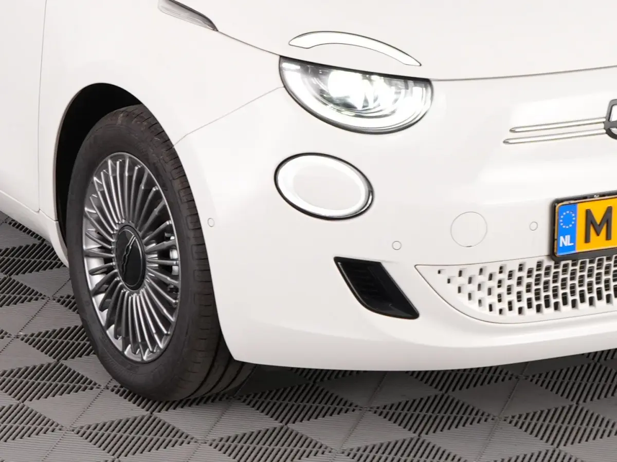 Icon Plus 3+1 24 Kwh | Full LED | VELGEN | NAVI | CAMERA | PDC | CARPLAY | Stoelverwarming | SOH: 100% | !