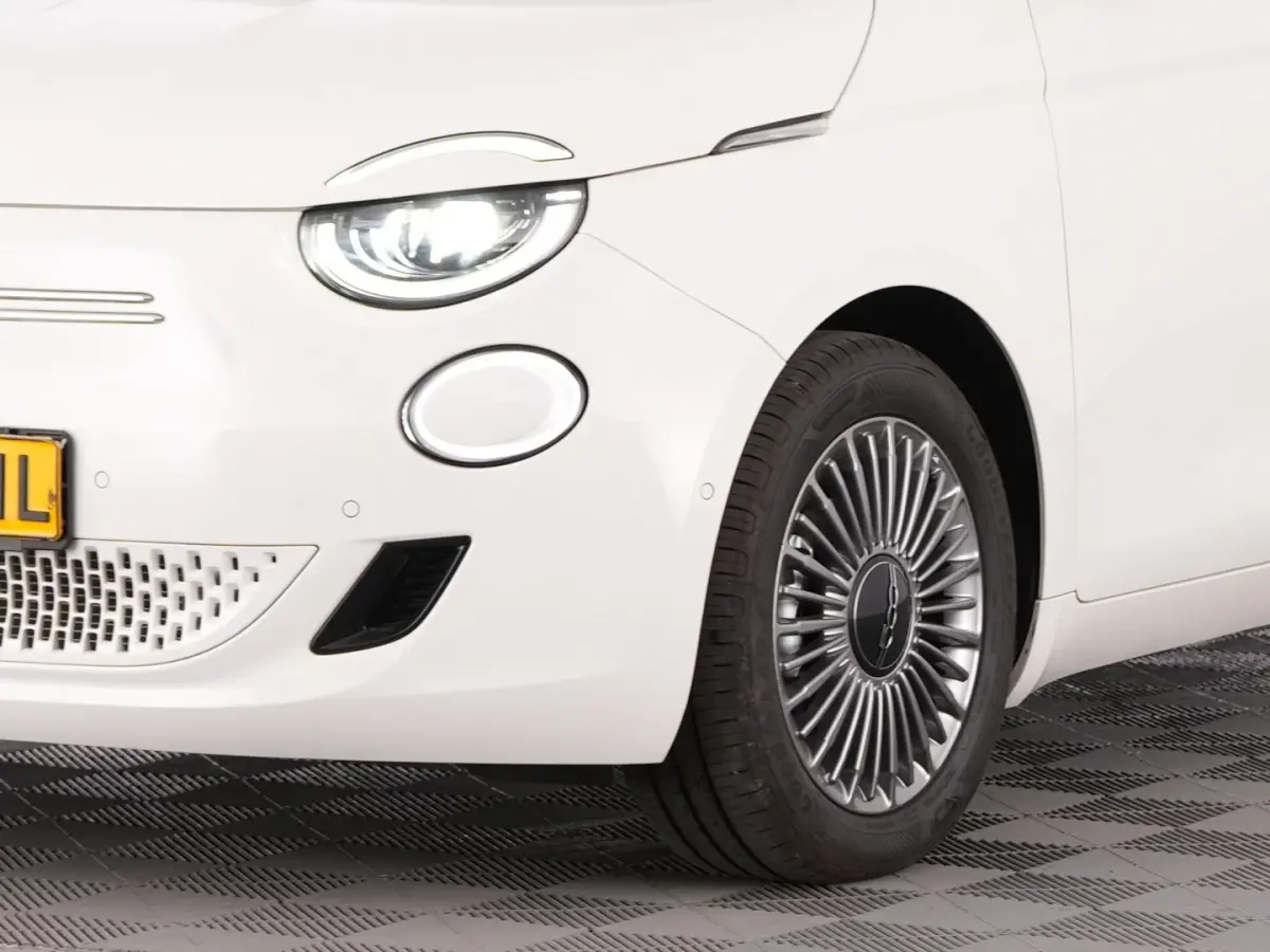 Icon Plus 3+1 24 Kwh | Full LED | VELGEN | NAVI | CAMERA | PDC | CARPLAY | Stoelverwarming | SOH: 100% | !
