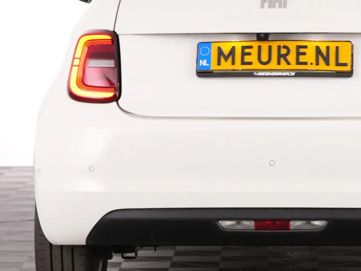 Icon Plus 3+1 24 Kwh | Full LED | VELGEN | NAVI | CAMERA | PDC | CARPLAY | Stoelverwarming | SOH: 100% | !