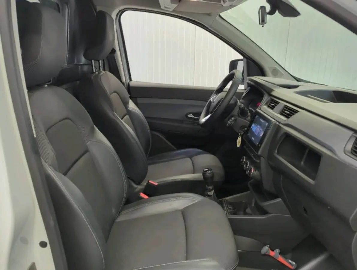 1.5 DCi Nw.Model / Comfort / Schuifd.Rechts / Airco / Navigatie / Trekhaak / Dakdragers / Radio multimedia / Pack: R-Link ,Grip, Visibilite /