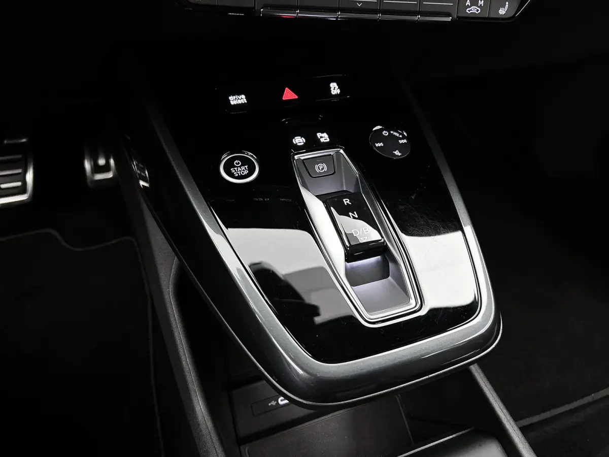 50 SOH 90% Quattro Launch edition S-Line Competition 220KW / 77 kWh / Warmtepomp / Panoramadak / Leder-sport / Sonos Sound / Pdc+Camera / Apk 02-2028