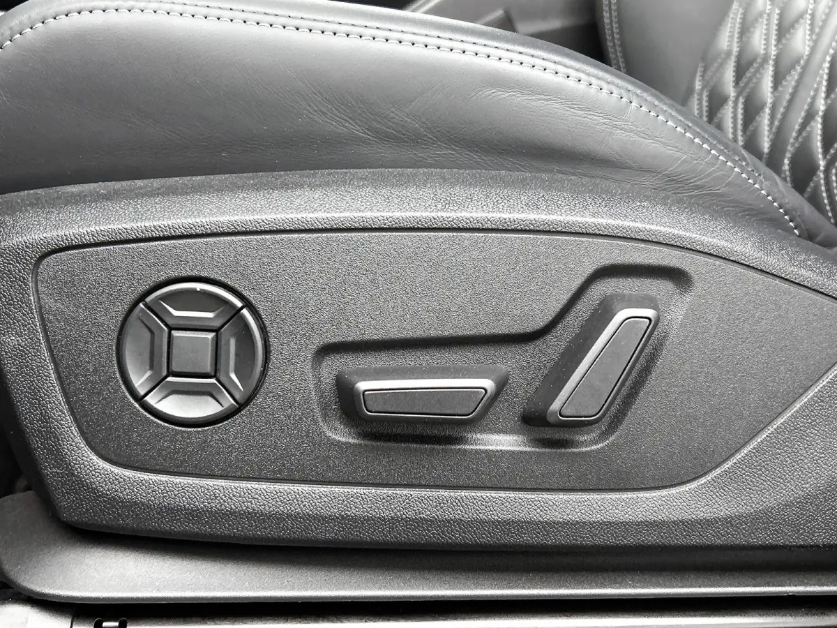 50 SOH 90% Quattro Launch edition S-Line Competition 220KW / 77 kWh / Warmtepomp / Panoramadak / Leder-sport / Sonos Sound / Pdc+Camera / Apk 02-2028