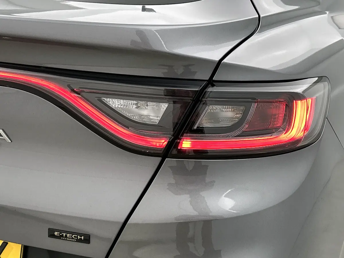 1.6 E-Tech full hybrid 145 techno Automaat / Cruise-ctr. / Airco-ecc / navigatie / Parkeer camera / Apk 05-2028