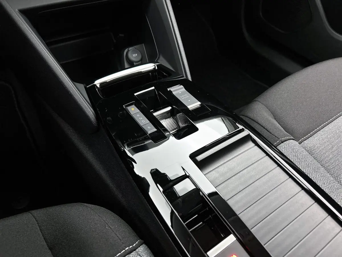 You 50 kWh 136pk | Accu 100% | Lage kilometerstand | Navigatie via Apple Carplay / Android Auto | Climate Control | Cruise Control | Parkeersensoren | DAB+ radio | Bluetooth | Armsteun | Vol