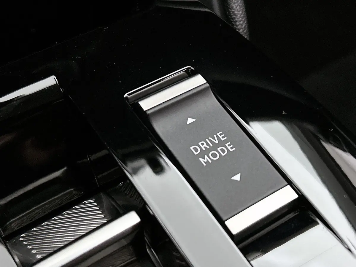 You 50 kWh 136pk | Accu 100% | Lage kilometerstand | Navigatie via Apple Carplay / Android Auto | Climate Control | Cruise Control | Parkeersensoren | DAB+ radio | Bluetooth | Armsteun | Vol