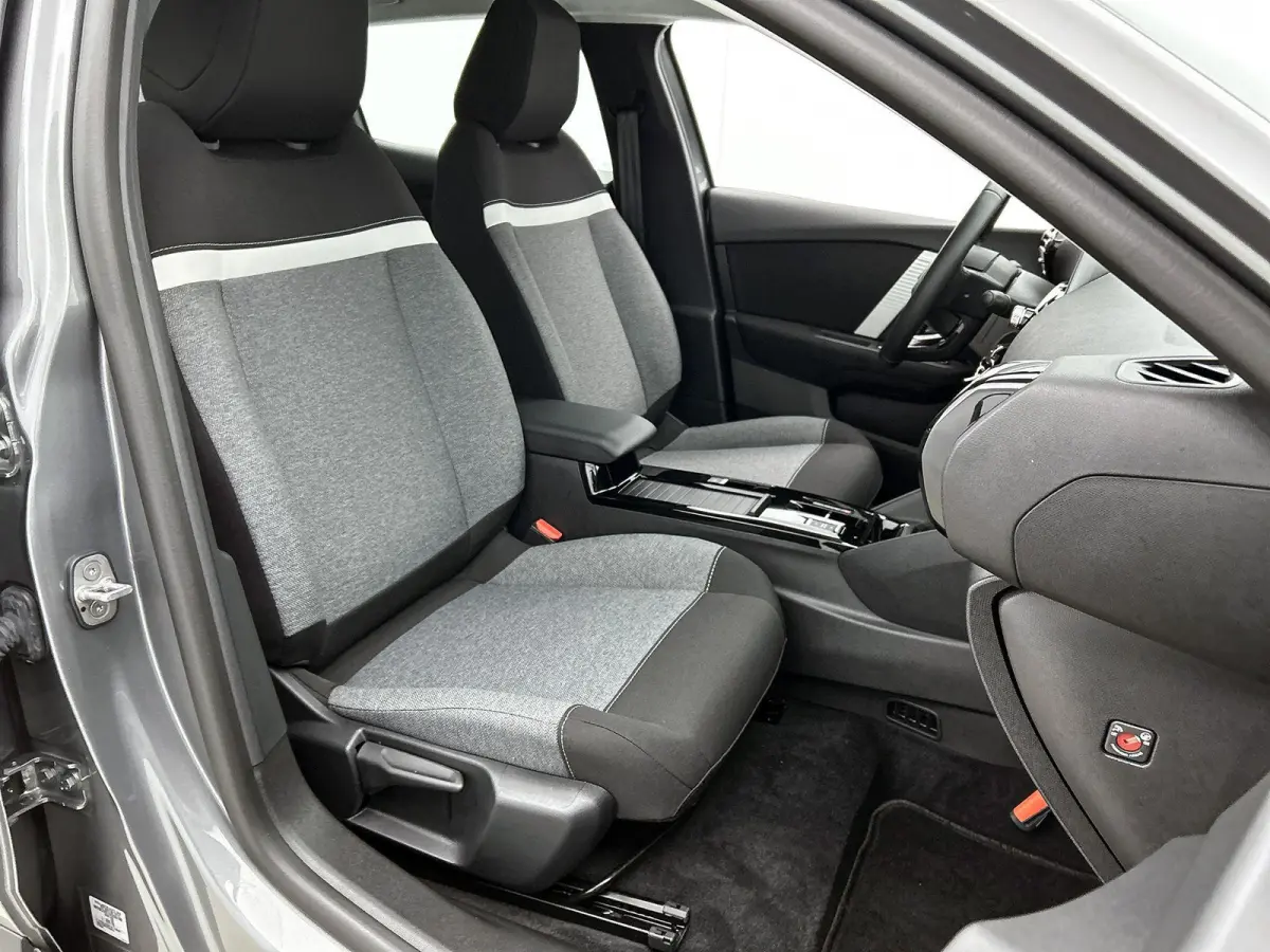 You 50 kWh 136pk | Accu 100% | Lage kilometerstand | Navigatie via Apple Carplay / Android Auto | Climate Control | Cruise Control | Parkeersensoren | DAB+ radio | Bluetooth | Armsteun | Vol