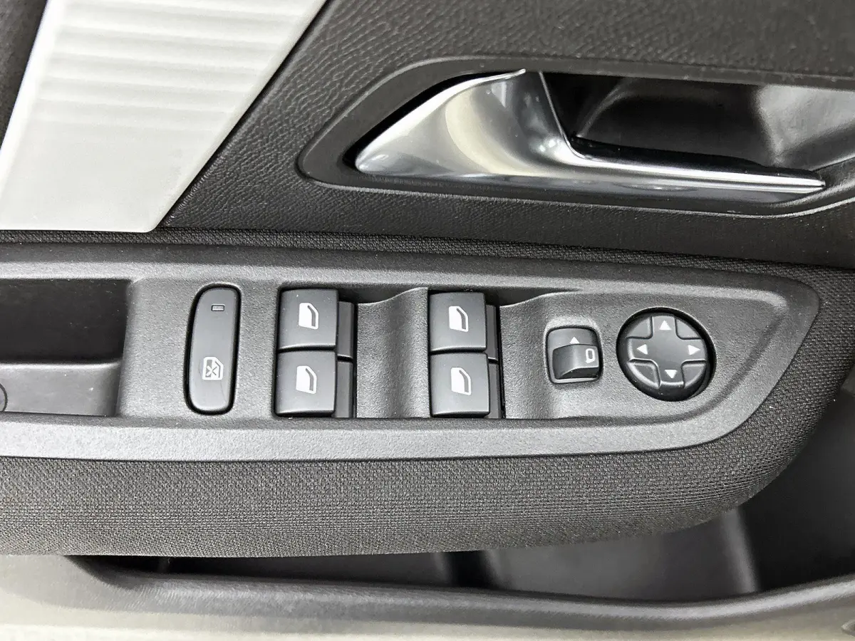 You 50 kWh 136pk | Accu 100% | Lage kilometerstand | Navigatie via Apple Carplay / Android Auto | Climate Control | Cruise Control | Parkeersensoren | DAB+ radio | Bluetooth | Armsteun | Vol
