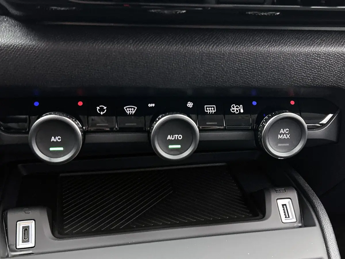 You 50 kWh 136pk | Accu 100% | Lage kilometerstand | Navigatie via Apple Carplay / Android Auto | Climate Control | Cruise Control | Parkeersensoren | DAB+ radio | Bluetooth | Armsteun | Vol