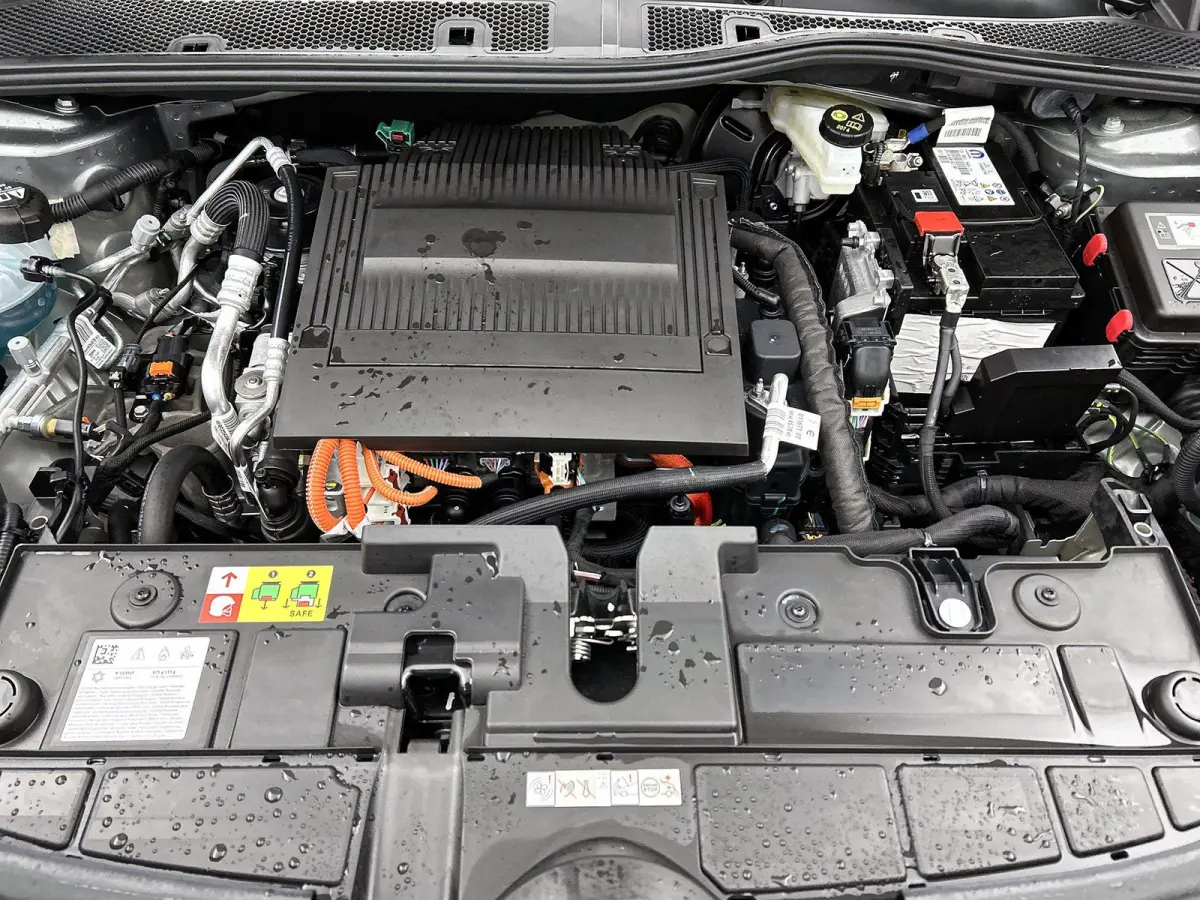 You 50 kWh 136pk | Accu 100% | Lage kilometerstand | Navigatie via Apple Carplay / Android Auto | Climate Control | Cruise Control | Parkeersensoren | DAB+ radio | Bluetooth | Armsteun | Vol