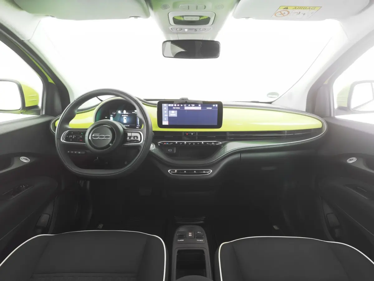 Urban Plus 24 kWh | CAMERA | CARPLAY | Stoelverwarming | PDC | SOH: 100% | !