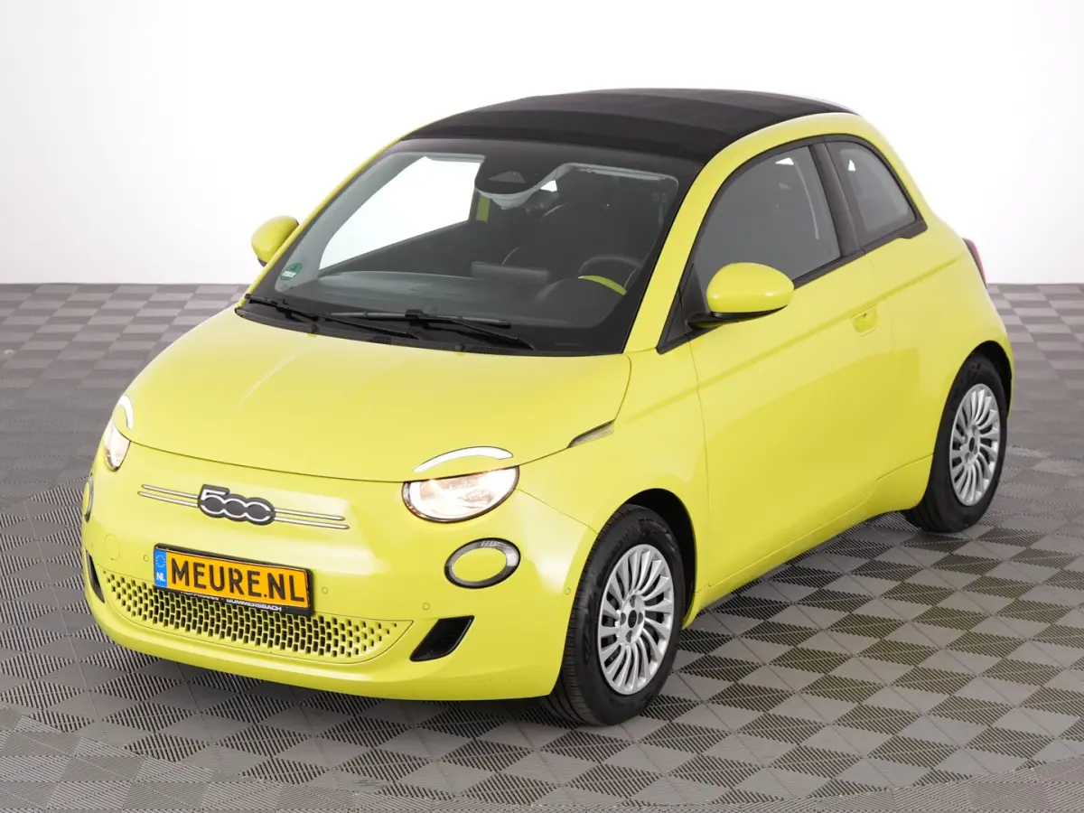 Urban Plus 24 kWh | CAMERA | CARPLAY | Stoelverwarming | PDC | SOH: 100% | !