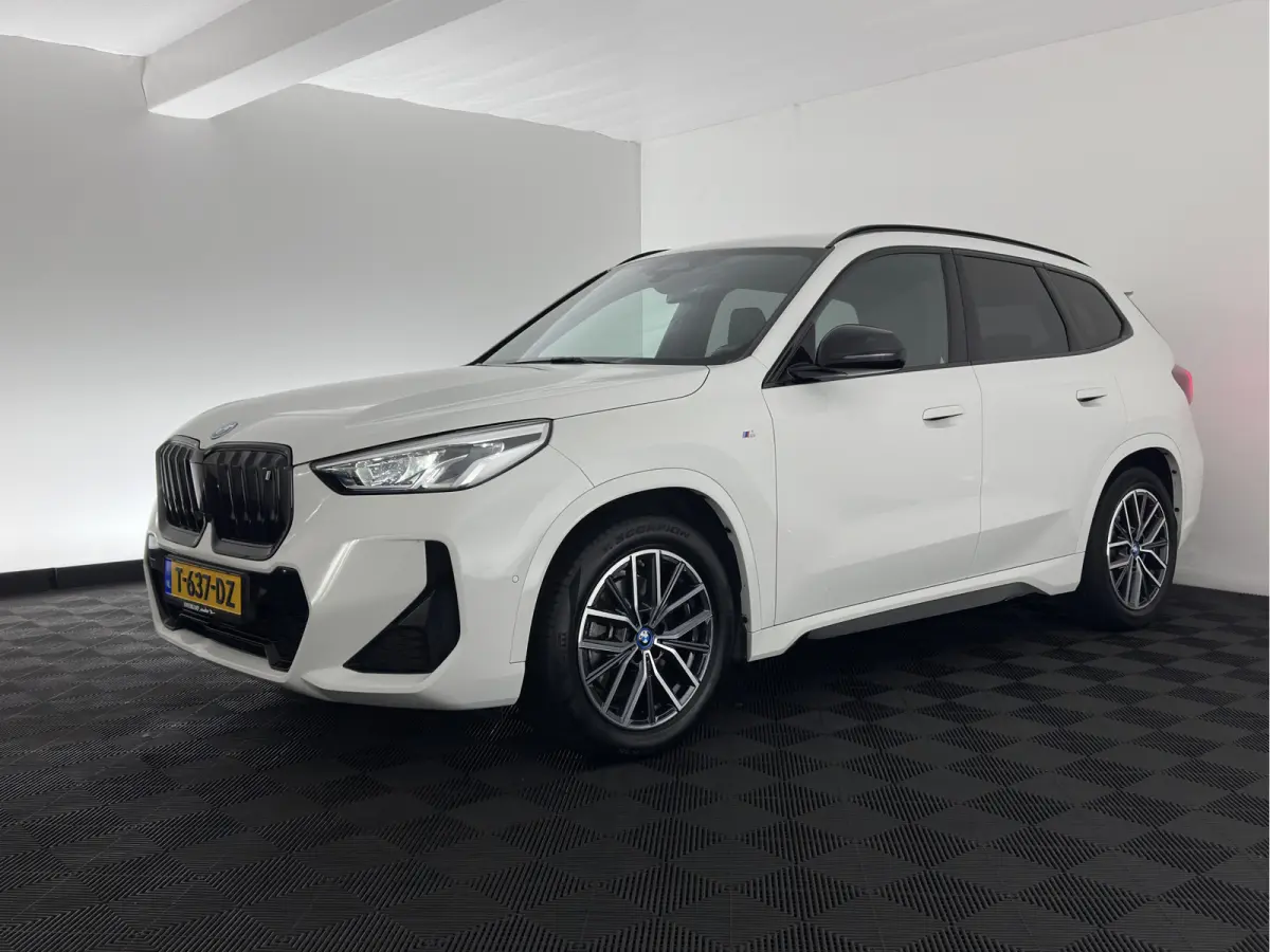 xDrive30 M-Styling Launch Edition 67 kWh (3-Fase-11kW) {SoH-99%) (INCL.BTW) *LEATHER-MICROFIBRE | FULL-LED | HARMAN/KARDON | WIDESCREEN-DIGI-COCKPIT | CAMERA | PRIVACY-GLASS | SHIFT-PADDLES 