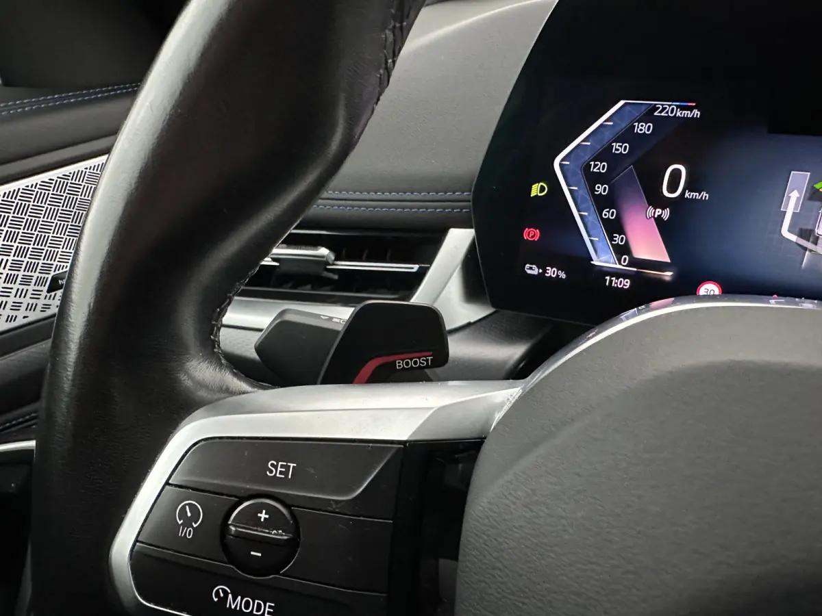 xDrive30 M-Styling Launch Edition 67 kWh (3-Fase-11kW) {SoH-99%) (INCL.BTW) *LEATHER-MICROFIBRE | FULL-LED | HARMAN/KARDON | WIDESCREEN-DIGI-COCKPIT | CAMERA | PRIVACY-GLASS | SHIFT-PADDLES 