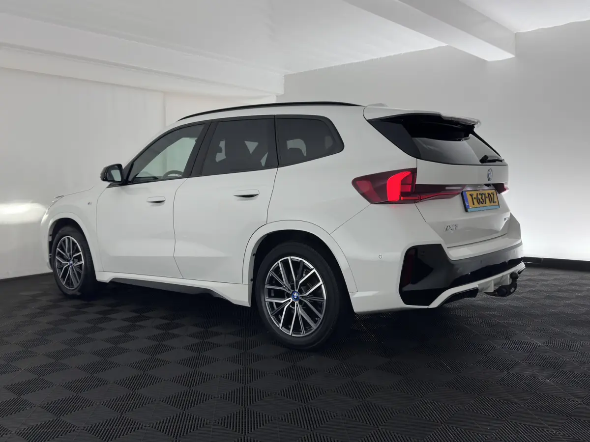 xDrive30 M-Styling Launch Edition 67 kWh (3-Fase-11kW) {SoH-99%) (INCL.BTW) *LEATHER-MICROFIBRE | FULL-LED | HARMAN/KARDON | WIDESCREEN-DIGI-COCKPIT | CAMERA | PRIVACY-GLASS | SHIFT-PADDLES 