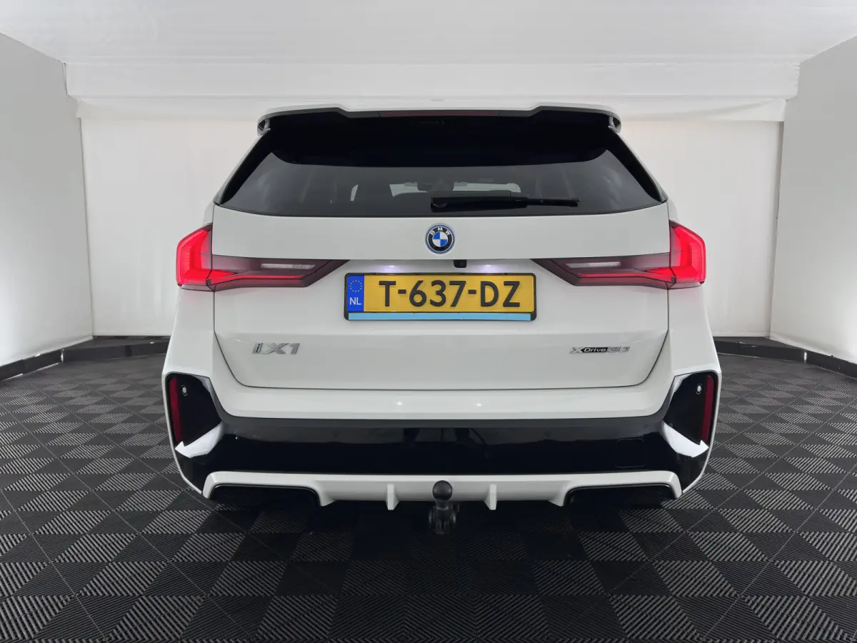 xDrive30 M-Styling Launch Edition 67 kWh (3-Fase-11kW) {SoH-99%) (INCL.BTW) *LEATHER-MICROFIBRE | FULL-LED | HARMAN/KARDON | WIDESCREEN-DIGI-COCKPIT | CAMERA | PRIVACY-GLASS | SHIFT-PADDLES 