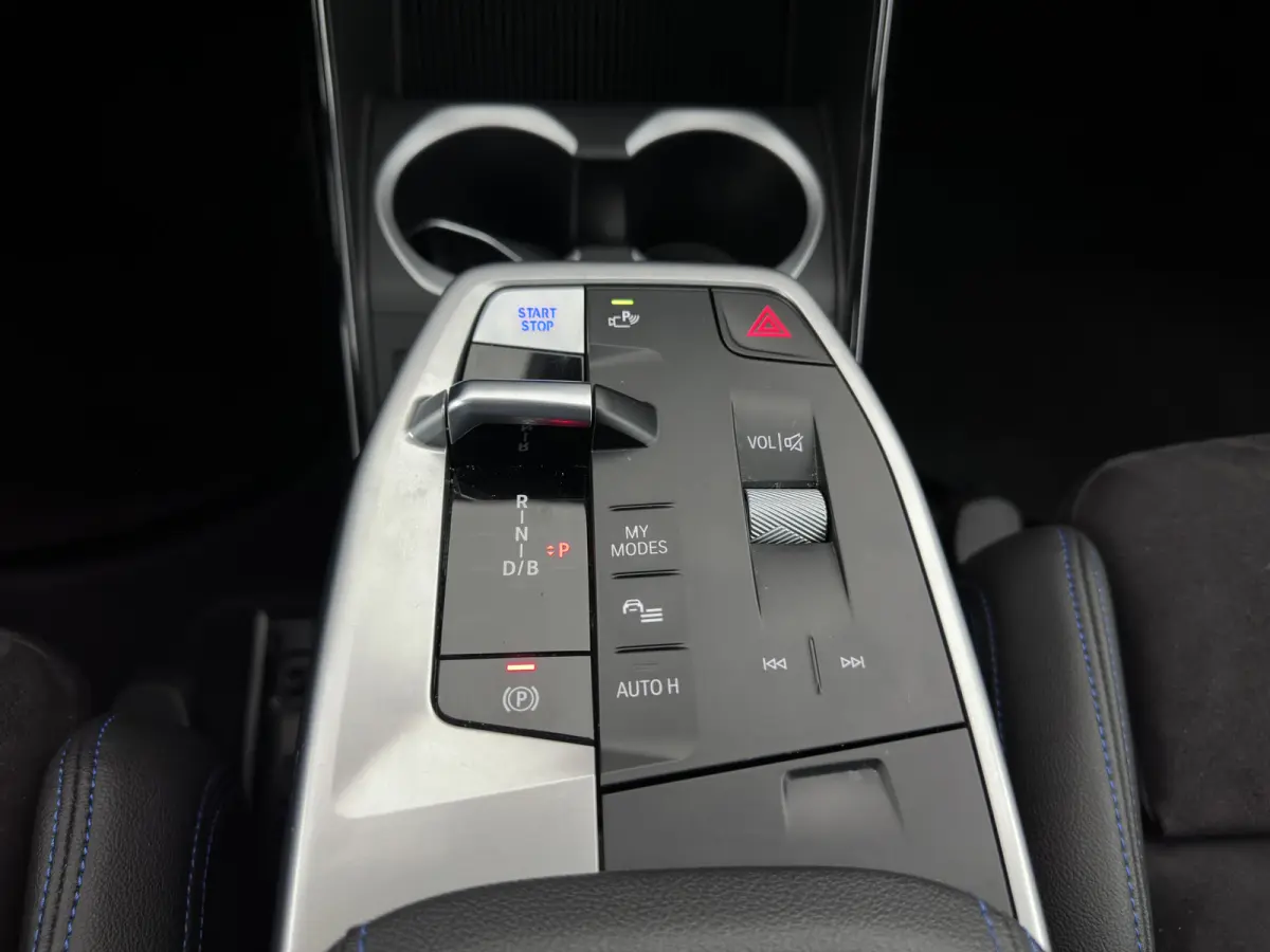 xDrive30 M-Styling Launch Edition 67 kWh (3-Fase-11kW) {SoH-99%) (INCL.BTW) *LEATHER-MICROFIBRE | FULL-LED | HARMAN/KARDON | WIDESCREEN-DIGI-COCKPIT | CAMERA | PRIVACY-GLASS | SHIFT-PADDLES 