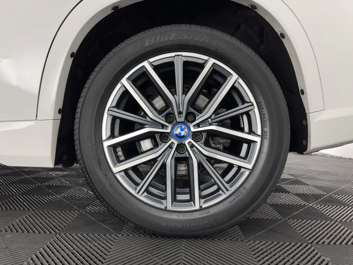 xDrive30 M-Styling Launch Edition 67 kWh (3-Fase-11kW) {SoH-99%) (INCL.BTW) *LEATHER-MICROFIBRE | FULL-LED | HARMAN/KARDON | WIDESCREEN-DIGI-COCKPIT | CAMERA | PRIVACY-GLASS | SHIFT-PADDLES 