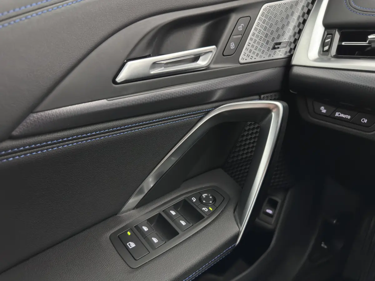 xDrive30 M-Styling Launch Edition 67 kWh (3-Fase-11kW) {SoH-99%) (INCL.BTW) *LEATHER-MICROFIBRE | FULL-LED | HARMAN/KARDON | WIDESCREEN-DIGI-COCKPIT | CAMERA | PRIVACY-GLASS | SHIFT-PADDLES 