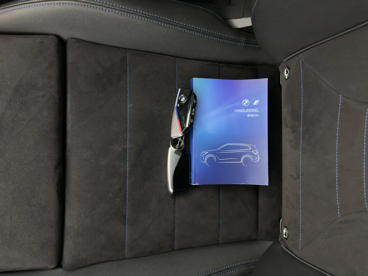 xDrive30 M-Styling Launch Edition 67 kWh (3-Fase-11kW) {SoH-99%) (INCL.BTW) *LEATHER-MICROFIBRE | FULL-LED | HARMAN/KARDON | WIDESCREEN-DIGI-COCKPIT | CAMERA | PRIVACY-GLASS | SHIFT-PADDLES 