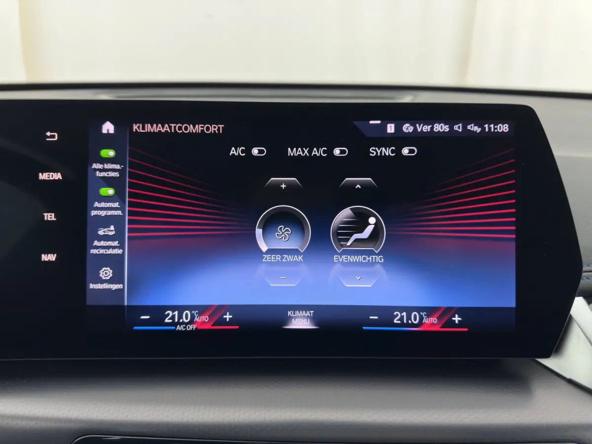 xDrive30 M-Styling Launch Edition 67 kWh (3-Fase-11kW) {SoH-99%) (INCL.BTW) *LEATHER-MICROFIBRE | FULL-LED | HARMAN/KARDON | WIDESCREEN-DIGI-COCKPIT | CAMERA | PRIVACY-GLASS | SHIFT-PADDLES 