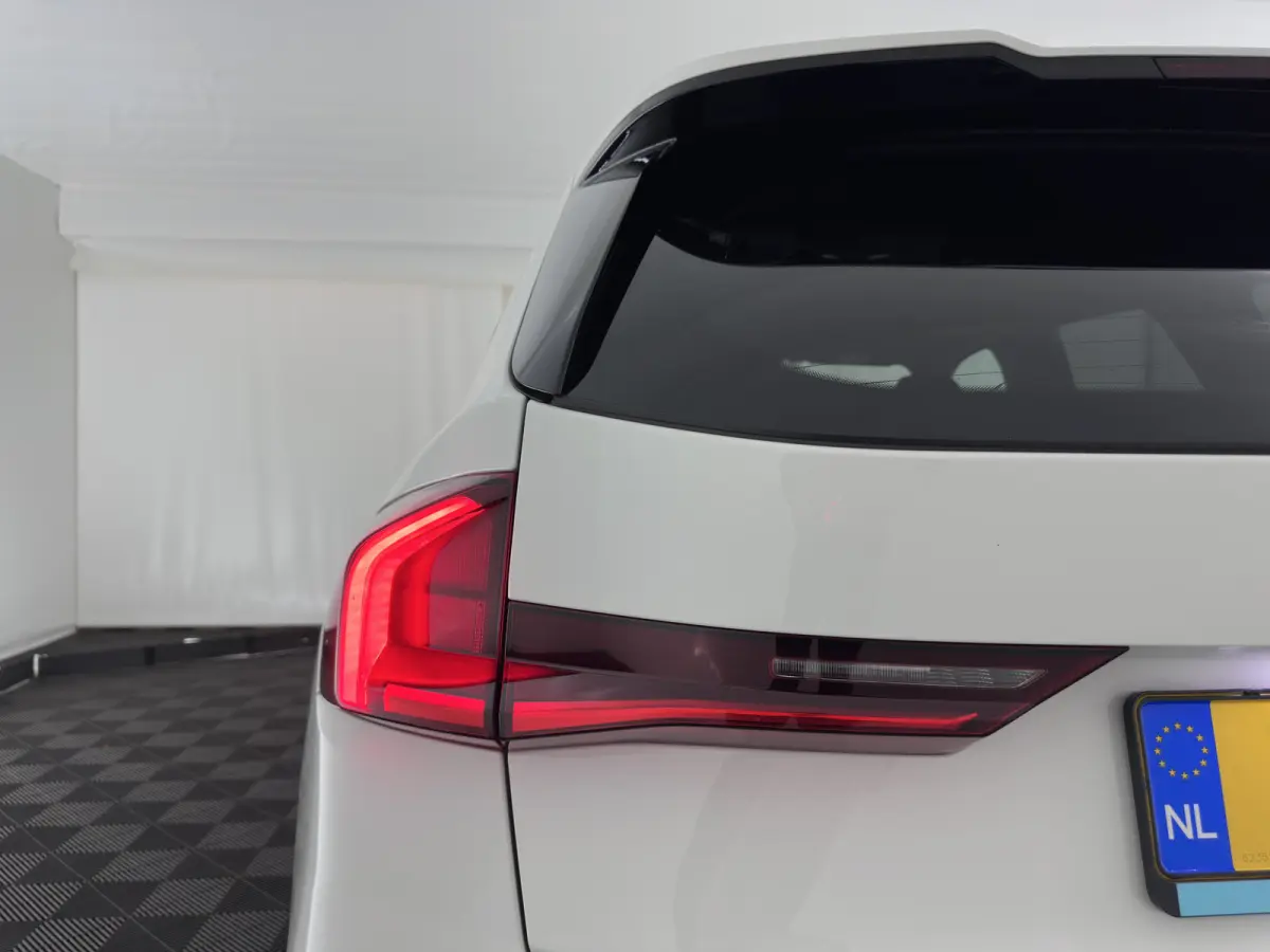 xDrive30 M-Styling Launch Edition 67 kWh (3-Fase-11kW) {SoH-99%) (INCL.BTW) *LEATHER-MICROFIBRE | FULL-LED | HARMAN/KARDON | WIDESCREEN-DIGI-COCKPIT | CAMERA | PRIVACY-GLASS | SHIFT-PADDLES 