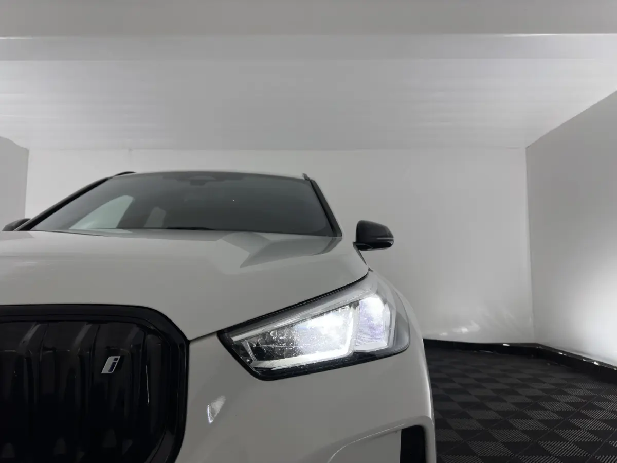 xDrive30 M-Styling Launch Edition 67 kWh (3-Fase-11kW) {SoH-99%) (INCL.BTW) *LEATHER-MICROFIBRE | FULL-LED | HARMAN/KARDON | WIDESCREEN-DIGI-COCKPIT | CAMERA | PRIVACY-GLASS | SHIFT-PADDLES 