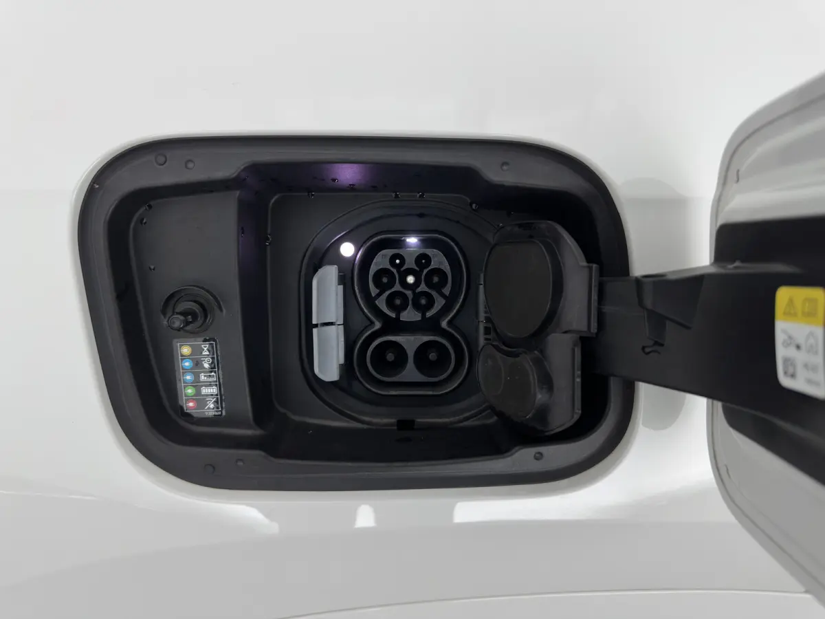 xDrive30 M-Styling Launch Edition 67 kWh (3-Fase-11kW) {SoH-99%) (INCL.BTW) *LEATHER-MICROFIBRE | FULL-LED | HARMAN/KARDON | WIDESCREEN-DIGI-COCKPIT | CAMERA | PRIVACY-GLASS | SHIFT-PADDLES 