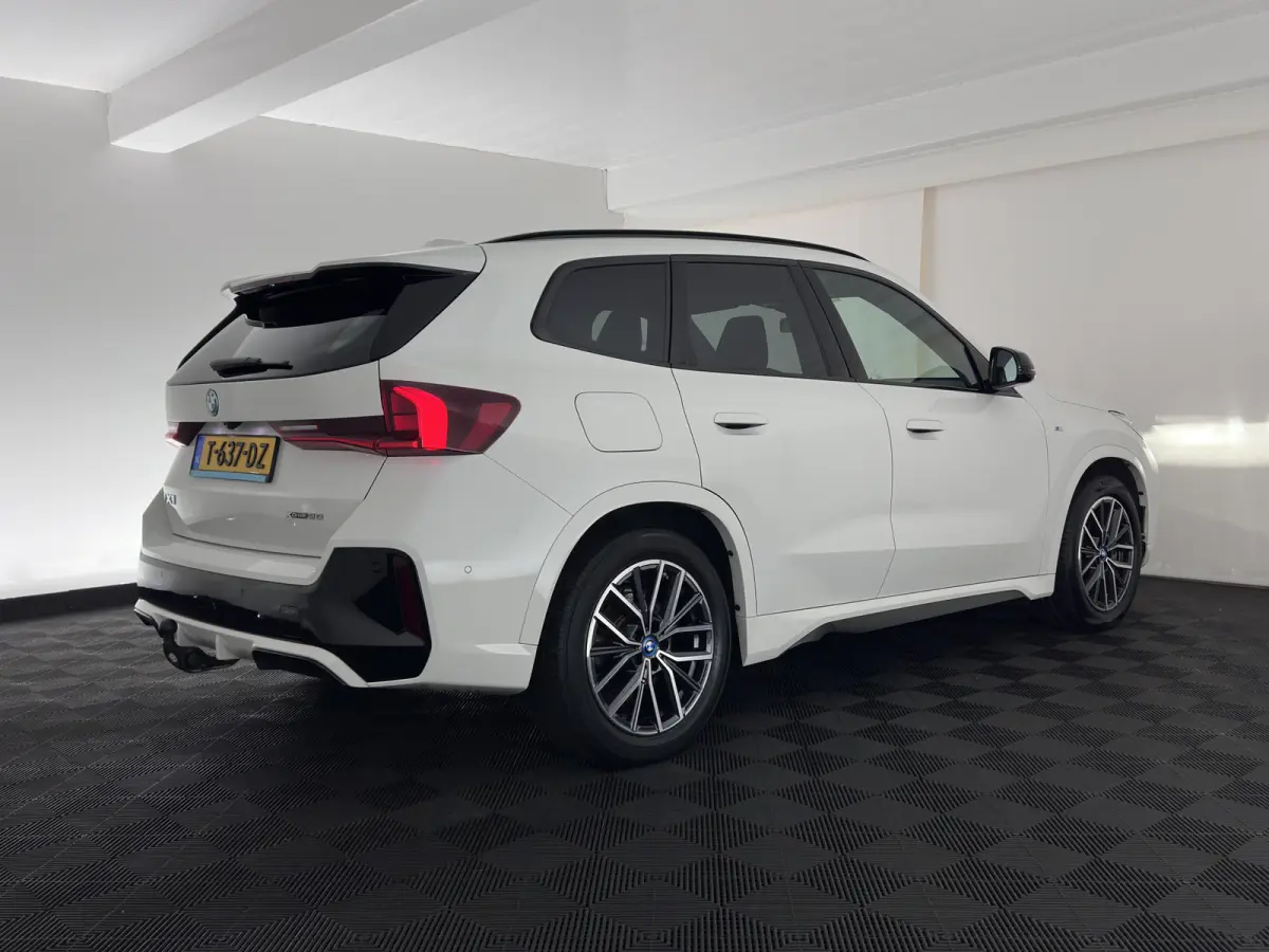xDrive30 M-Styling Launch Edition 67 kWh (3-Fase-11kW) {SoH-99%) (INCL.BTW) *LEATHER-MICROFIBRE | FULL-LED | HARMAN/KARDON | WIDESCREEN-DIGI-COCKPIT | CAMERA | PRIVACY-GLASS | SHIFT-PADDLES 
