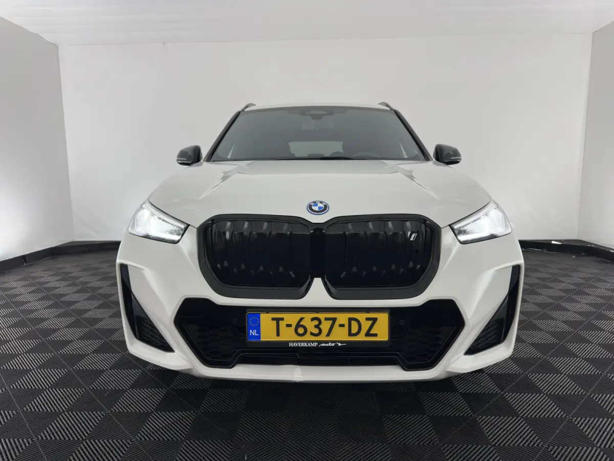 xDrive30 M-Styling Launch Edition 67 kWh (3-Fase-11kW) {SoH-99%) (INCL.BTW) *LEATHER-MICROFIBRE | FULL-LED | HARMAN/KARDON | WIDESCREEN-DIGI-COCKPIT | CAMERA | PRIVACY-GLASS | SHIFT-PADDLES 