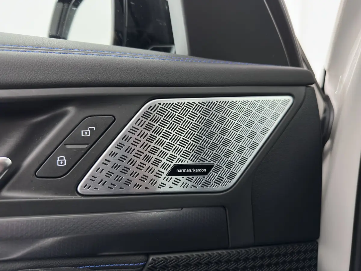 xDrive30 M-Styling Launch Edition 67 kWh (3-Fase-11kW) {SoH-99%) (INCL.BTW) *LEATHER-MICROFIBRE | FULL-LED | HARMAN/KARDON | WIDESCREEN-DIGI-COCKPIT | CAMERA | PRIVACY-GLASS | SHIFT-PADDLES 