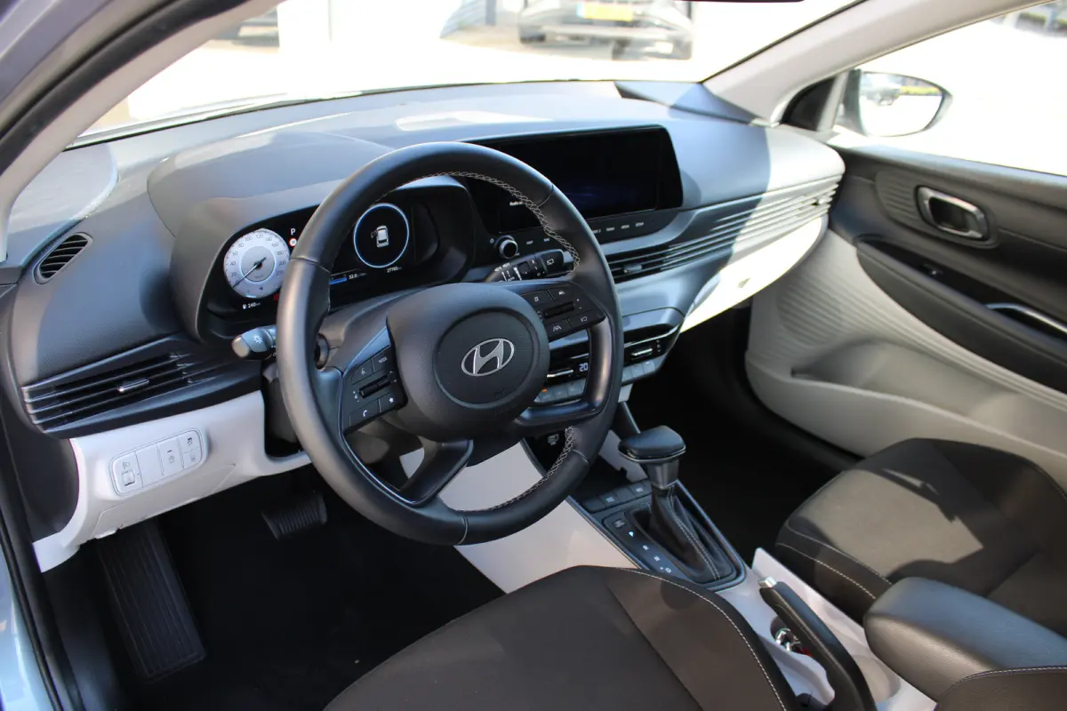 1.0 T-GDI Premium Automaat | Trekhaak | 17'' velgen | Parkeersensoren | Climate controle | Cruise control | Draadloos laden | Keyless entry | Privacy glass