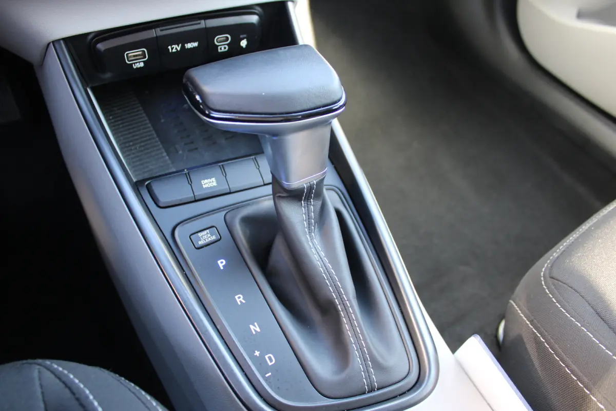 1.0 T-GDI Premium Automaat | Trekhaak | 17'' velgen | Parkeersensoren | Climate controle | Cruise control | Draadloos laden | Keyless entry | Privacy glass