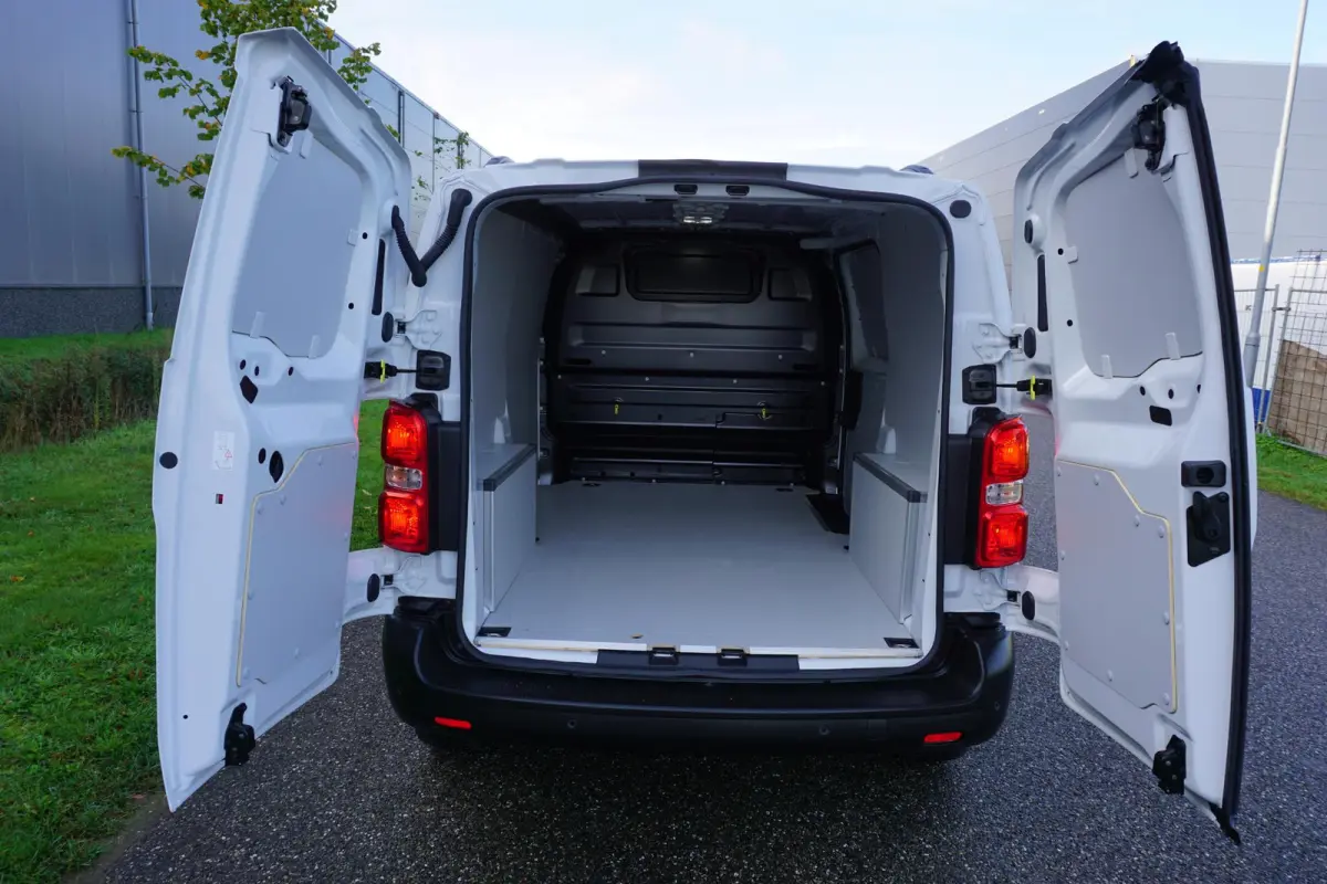2.0 BlueHDI 145 L2 Automaat |Full-LED koplampen |Nieuwstaat |Groot scherm |Navi |Camera |Cruise |Carplay |2e airbag |Dode-hoek sensoren |Climate control |Betimmering