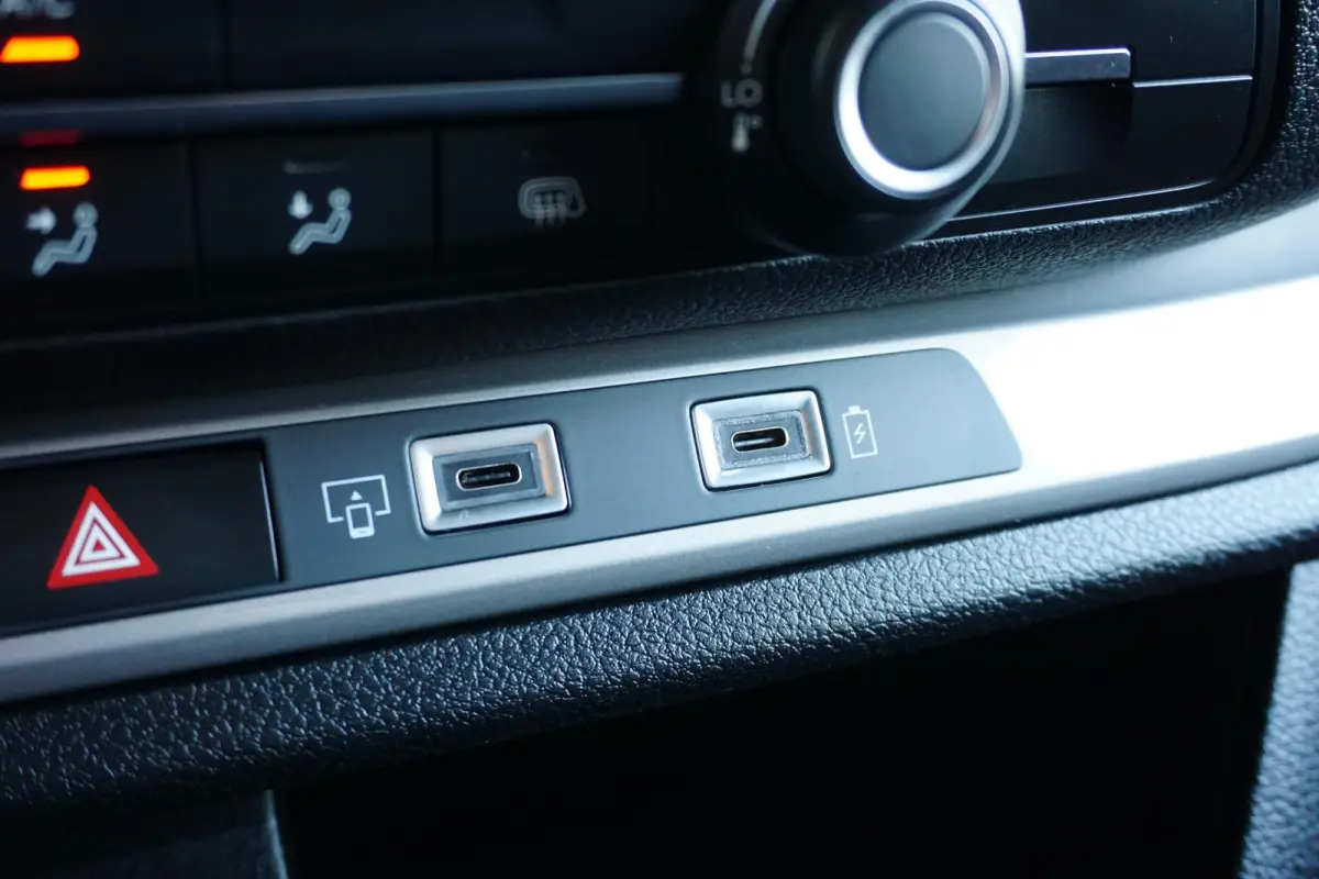2.0 BlueHDI 145 L2 Automaat |Full-LED koplampen |Nieuwstaat |Groot scherm |Navi |Camera |Cruise |Carplay |2e airbag |Dode-hoek sensoren |Climate control |Betimmering