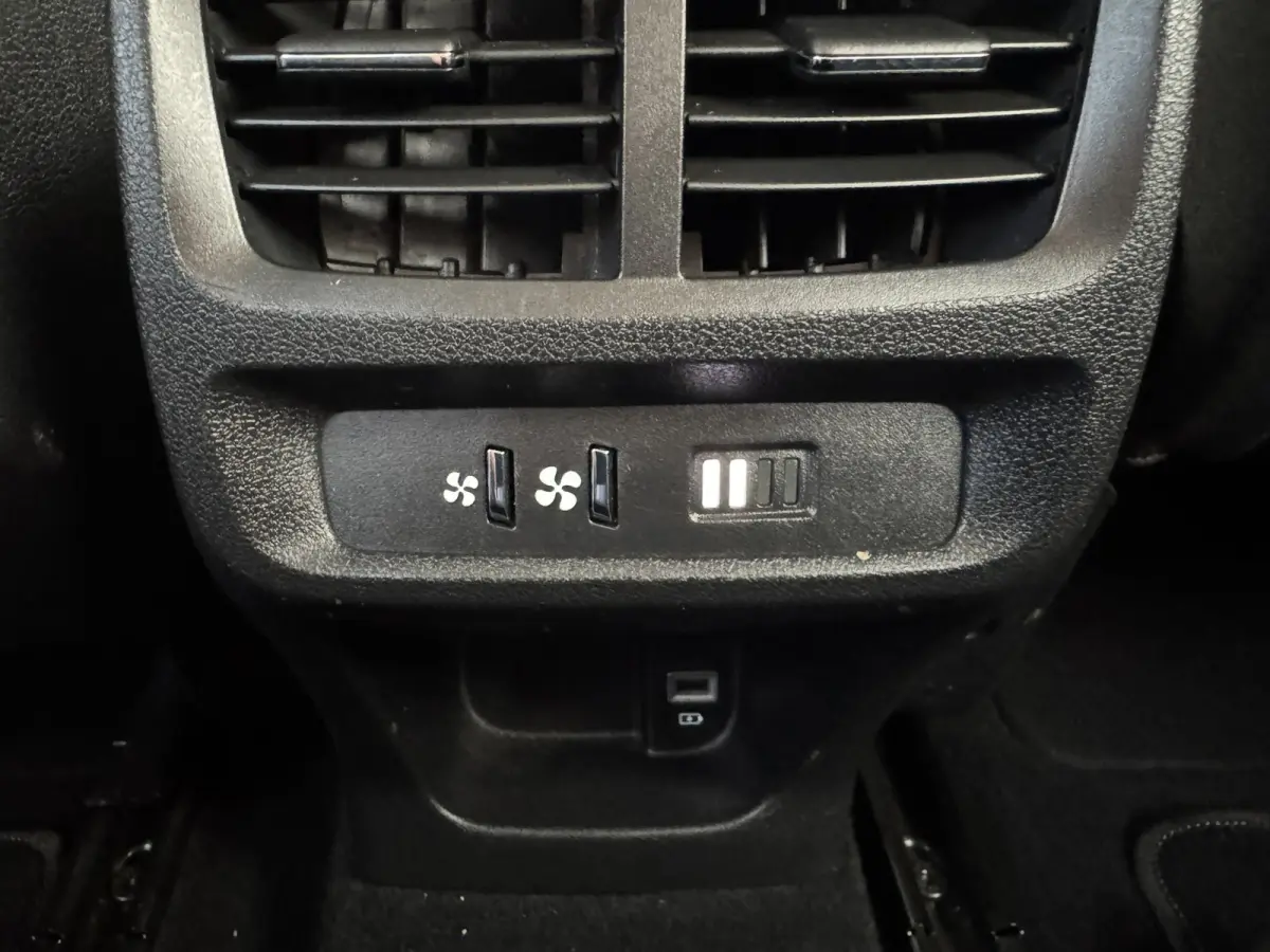 1.2 PureTech Feel Camera Carplay Climate Control Cruisecontrol All-Season Banden PDC V+A
