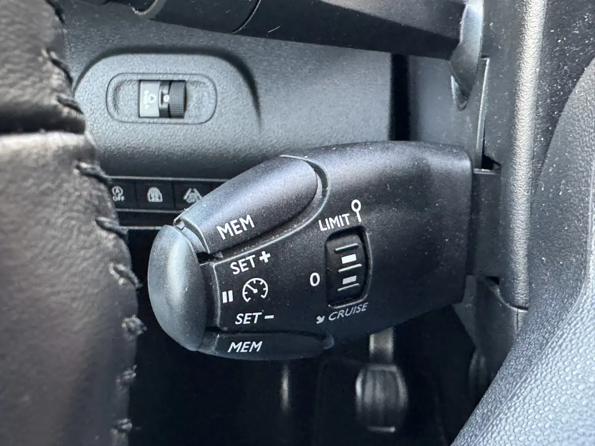 1.2 PureTech Feel Camera Carplay Climate Control Cruisecontrol All-Season Banden PDC V+A