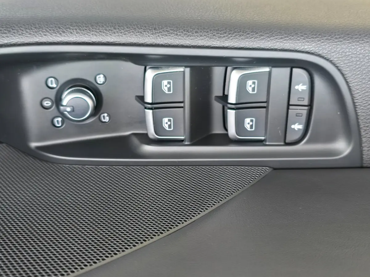 1.0 TFSI Sport S Line / NAP / Open Panoramadak / Cruise Control / Camera / Navi / Elek Pakket / Nette Staat