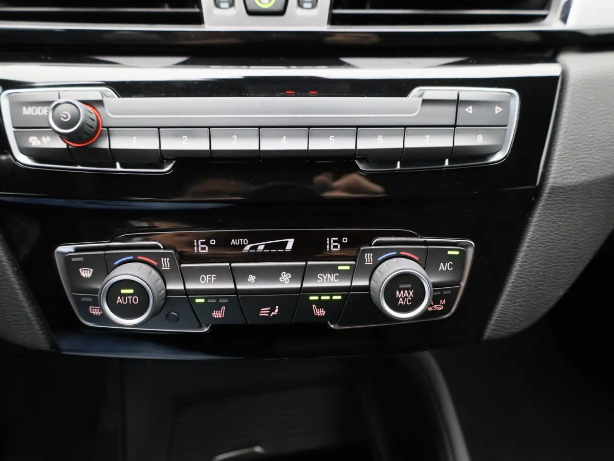 xDrive25e | PANORAMA-SCHUIFDAK | HEAD-UP | LEER | CAMERA | NAVIGATIE | STOELVERWARMING