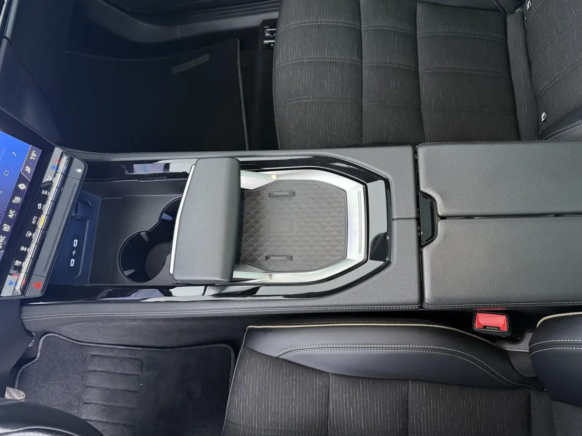 iconic E-Tech full hybrid 200 | Trekhaak | Panoramadak | Harman Kardon | Adapt. Cruise |