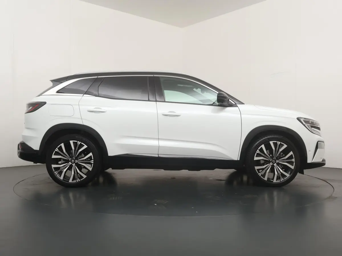 iconic E-Tech full hybrid 200 | Trekhaak | Panoramadak | Harman Kardon | Adapt. Cruise |