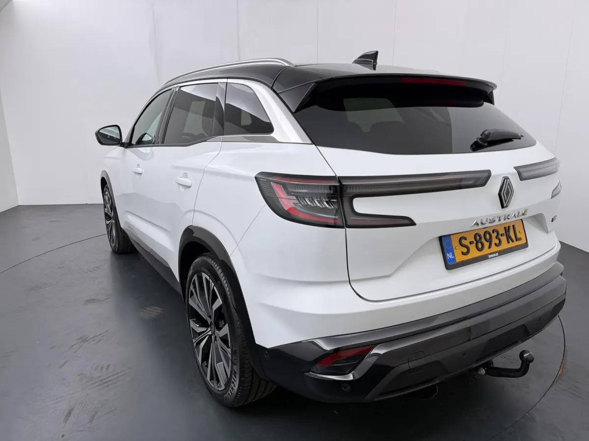 iconic E-Tech full hybrid 200 | Trekhaak | Panoramadak | Harman Kardon | Adapt. Cruise |