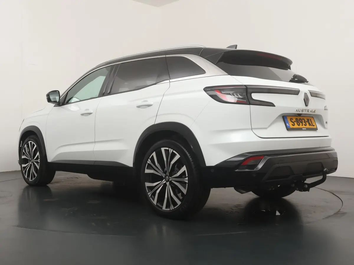 iconic E-Tech full hybrid 200 | Trekhaak | Panoramadak | Harman Kardon | Adapt. Cruise |