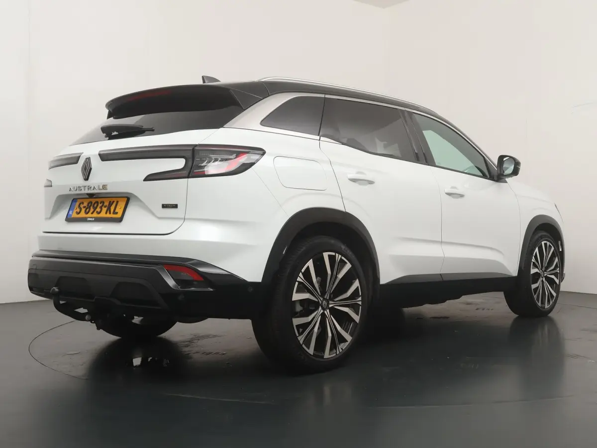 iconic E-Tech full hybrid 200 | Trekhaak | Panoramadak | Harman Kardon | Adapt. Cruise |