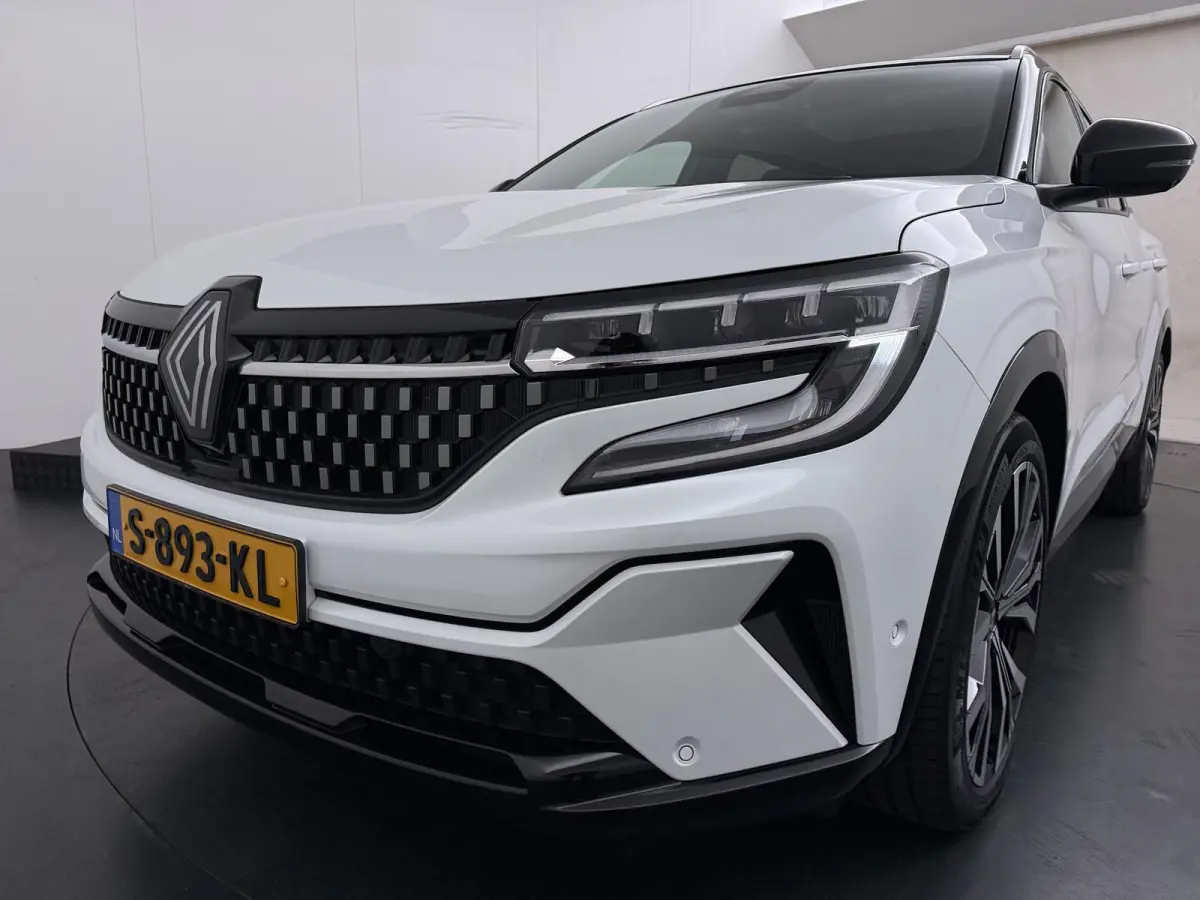 iconic E-Tech full hybrid 200 | Trekhaak | Panoramadak | Harman Kardon | Adapt. Cruise |