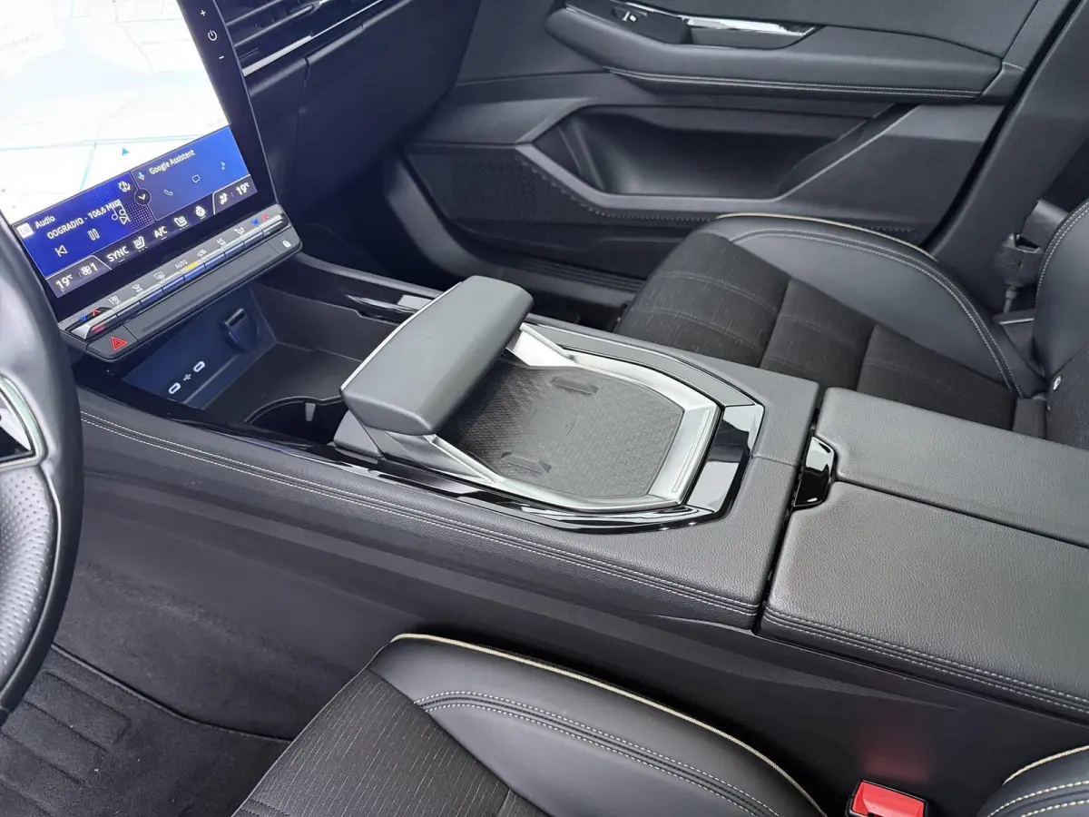 iconic E-Tech full hybrid 200 | Trekhaak | Panoramadak | Harman Kardon | Adapt. Cruise |