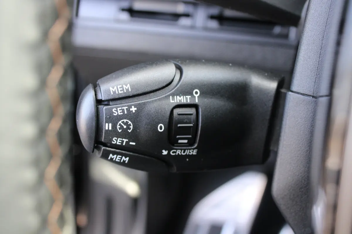 1.2 PureTech 130pk GT Line | Navigatie | Camera | Panorama/schuifdak | Trekhaak | Full LED | 67.000km | NL auto |