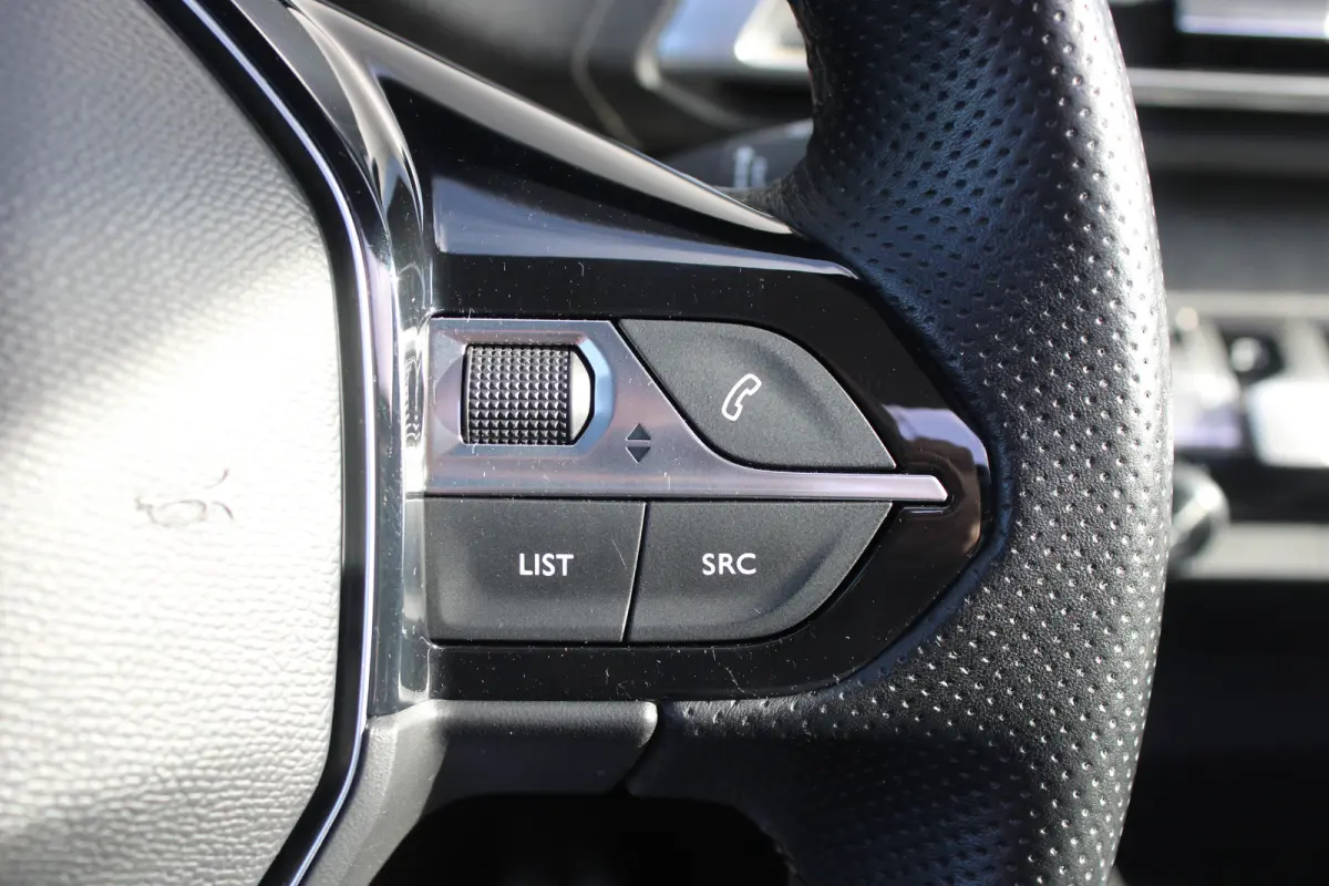 1.2 PureTech 130pk GT Line | Navigatie | Camera | Panorama/schuifdak | Trekhaak | Full LED | 67.000km | NL auto |