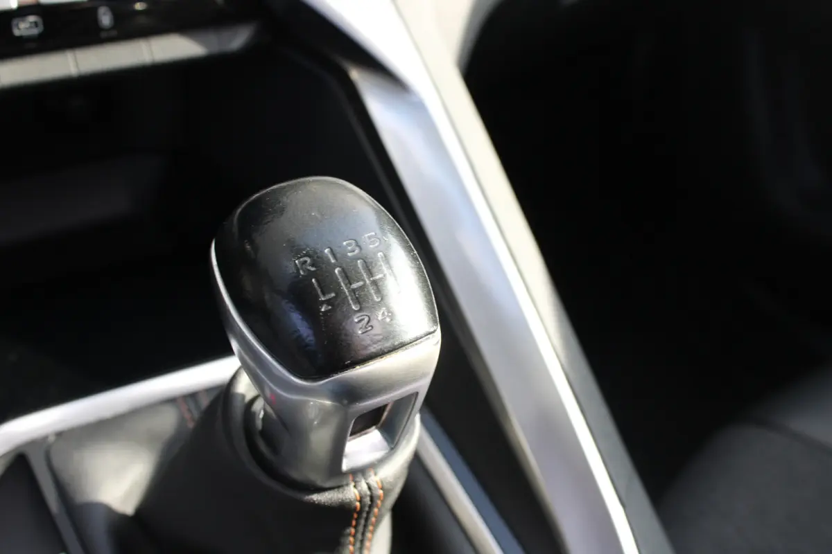 1.2 PureTech 130pk GT Line | Navigatie | Camera | Panorama/schuifdak | Trekhaak | Full LED | 67.000km | NL auto |